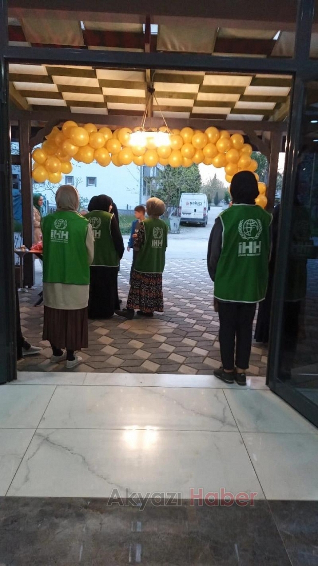 Akyazı'da yetim çocuklara iftar verildi