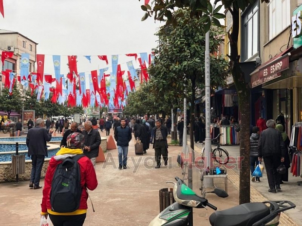 Akyazı'da bayram alışverişi yoğunluğu