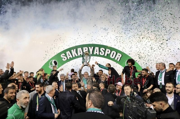 Sakaryaspor kupasına kavuştu
