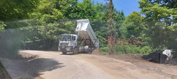 Büyükşehir Akyazı'da heyelanda zarar gören yolları onarıyor