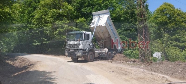 Büyükşehir Akyazı'da heyelanda zarar gören yolları onarıyor