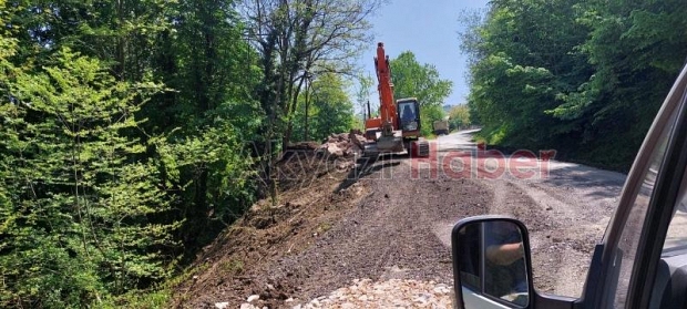 Büyükşehir Akyazı'da heyelanda zarar gören yolları onarıyor