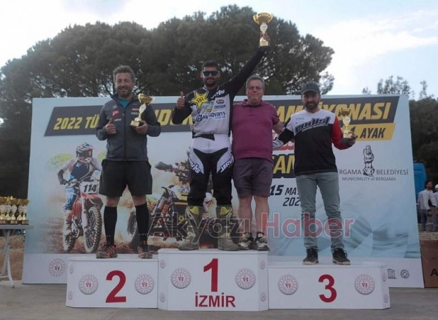 Akyazılı motosikletçiler sezonun ilk yarışında kürsüde