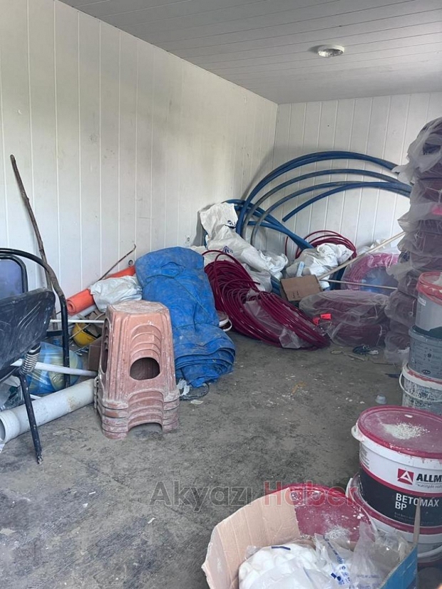 Prefabrikte ne var ne yok çaldılar