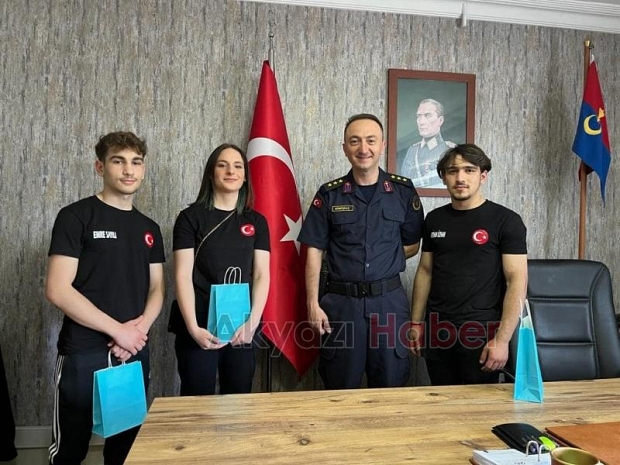 Şampiyon Kickboksçulardan İlçe Jandarma Komutanına ziyaret