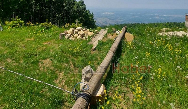 Keremali'de kopan elektrik telleri tehlike saçıyor