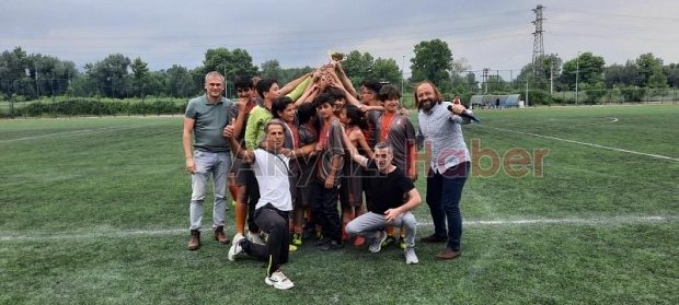 Futbol turnuvasında birinci Paris Ortaokulu