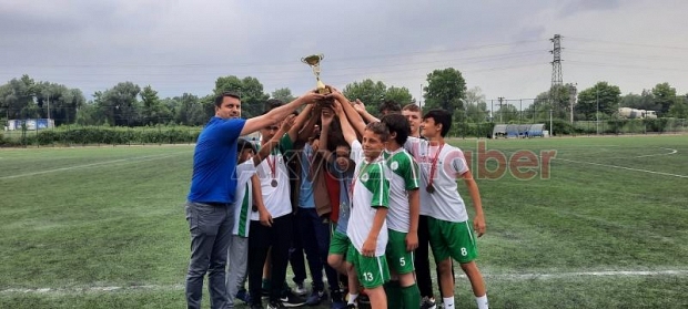 Futbol turnuvasında birinci Paris Ortaokulu