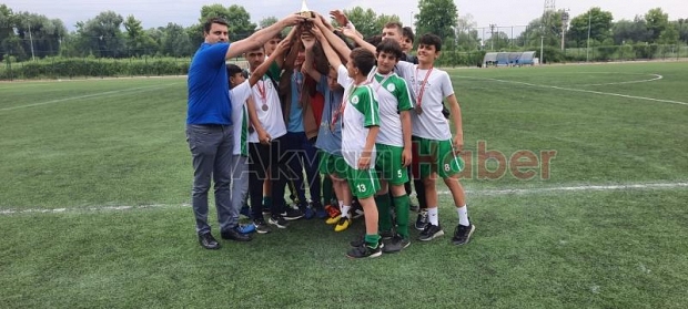 Futbol turnuvasında birinci Paris Ortaokulu