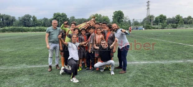 Futbol turnuvasında birinci Paris Ortaokulu