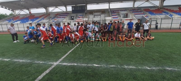 Futbol turnuvasında birinci Paris Ortaokulu