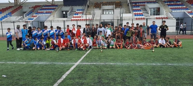 Futbol turnuvasında birinci Paris Ortaokulu