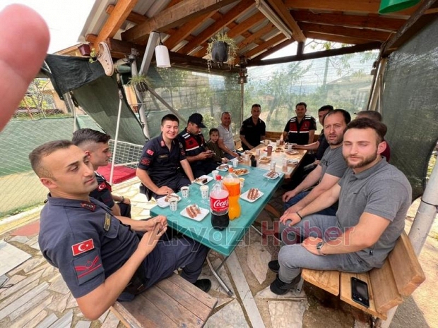 Kavga ihbarına gelen jandarmaya pastalı kutlama