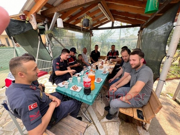 Kavga ihbarına gelen jandarmaya pastalı kutlama
