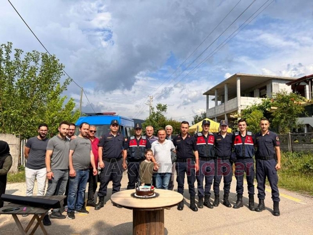 Kavga ihbarına gelen jandarmaya pastalı kutlama