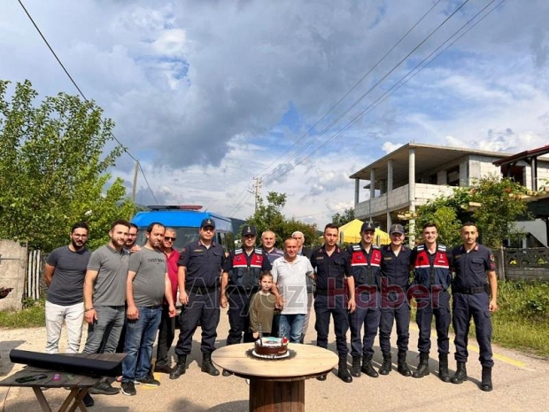 Kavga ihbarına gelen jandarmaya pastalı kutlama