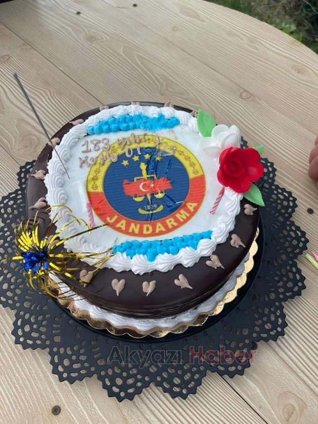 Kavga ihbarına gelen jandarmaya pastalı kutlama