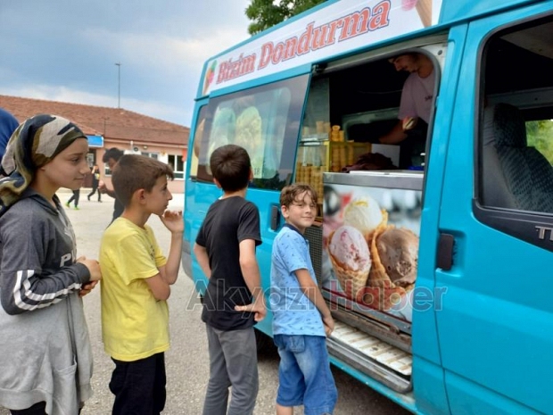 Öğrenciler sokakları temizledi