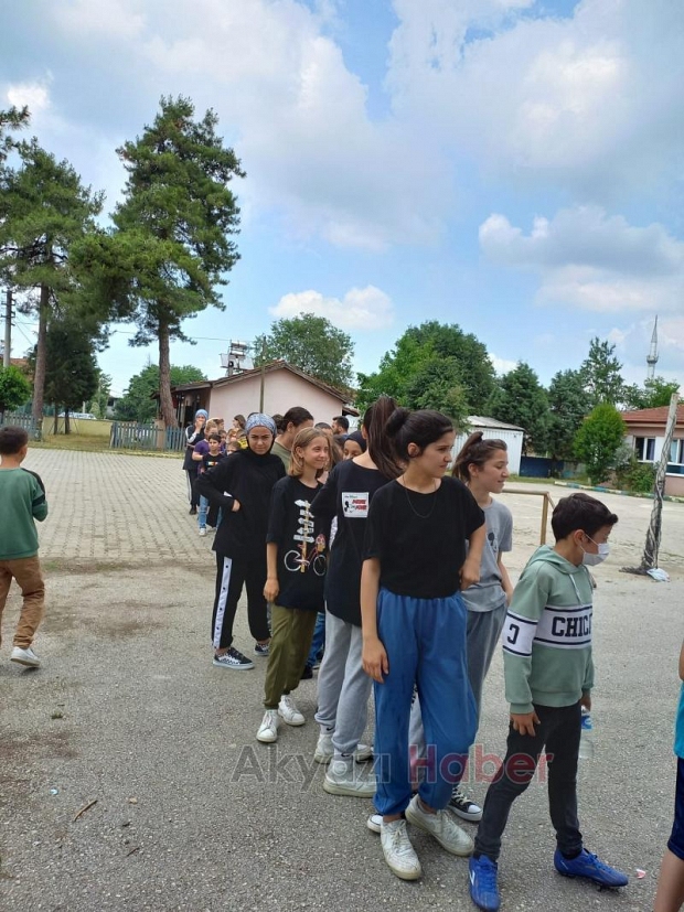 Öğrenciler sokakları temizledi