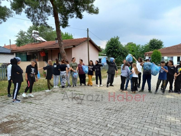 Öğrenciler sokakları temizledi