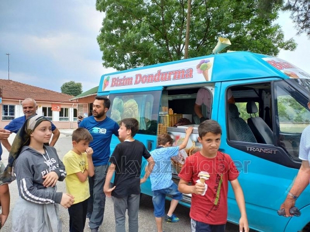 Öğrenciler sokakları temizledi
