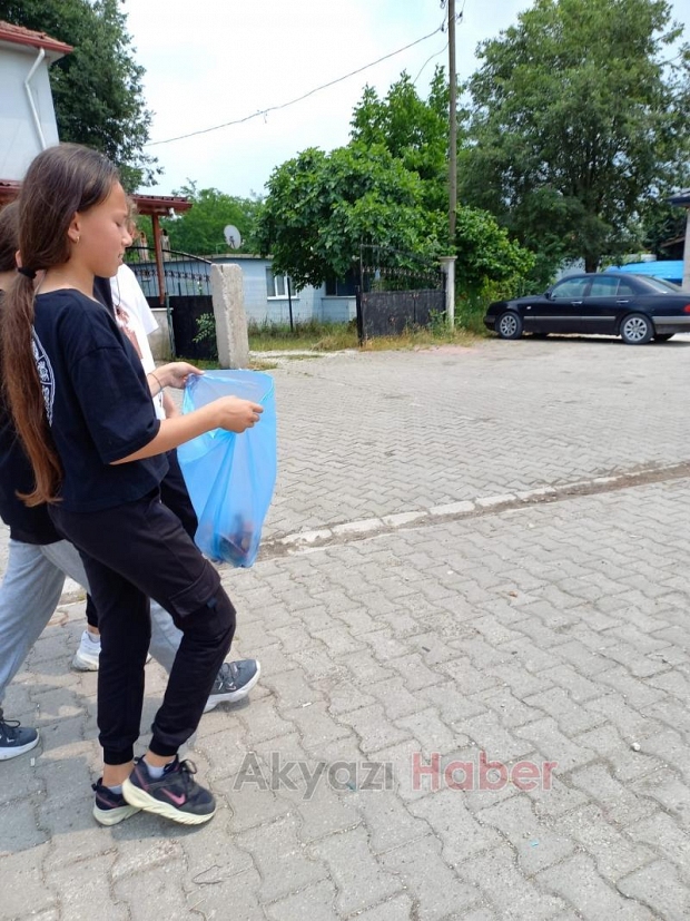 Öğrenciler sokakları temizledi
