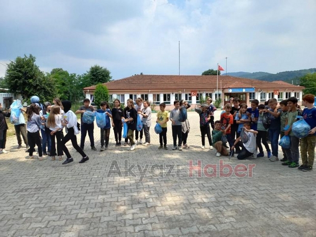 Öğrenciler sokakları temizledi