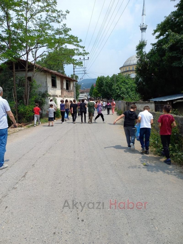 Öğrenciler sokakları temizledi