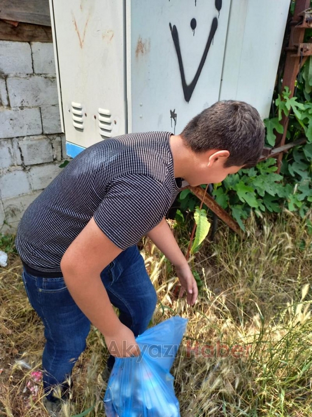 Öğrenciler sokakları temizledi