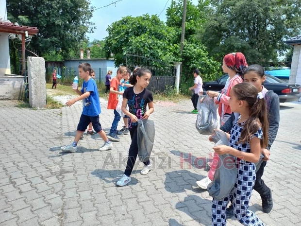 Öğrenciler sokakları temizledi