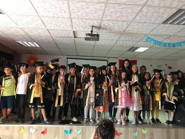 Atatürk İlkokulu 4/A sınıfında mezuniyet sevinci