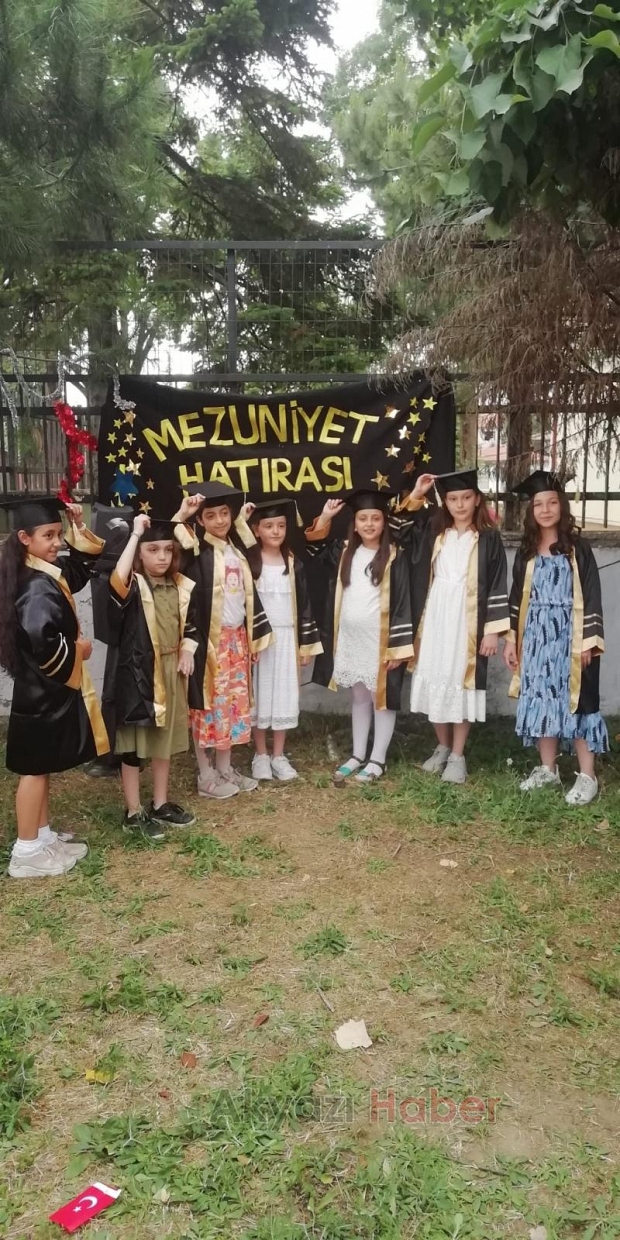 Atatürk İlkokulu 4/A sınıfında mezuniyet sevinci