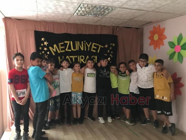 Atatürk İlkokulu 4/A sınıfında mezuniyet sevinci