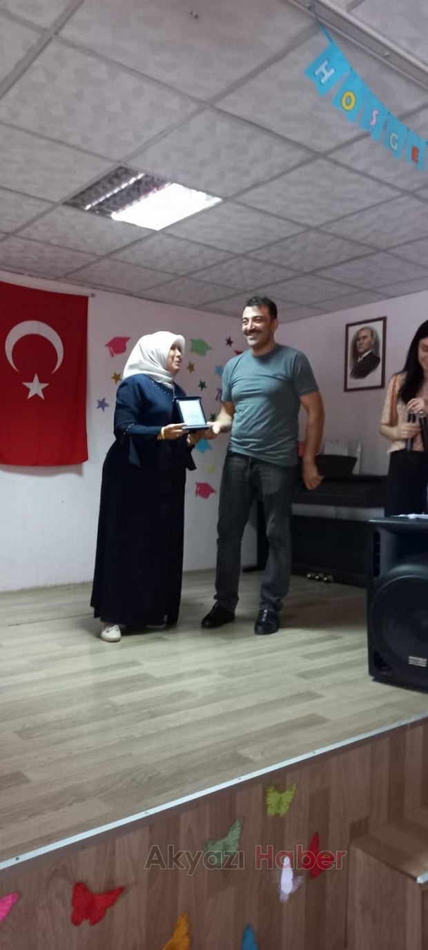 Atatürk İlkokulu 4/A sınıfında mezuniyet sevinci