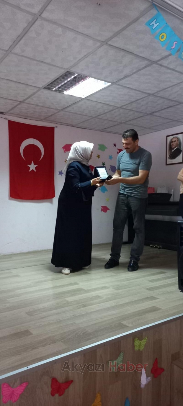 Atatürk İlkokulu 4/A sınıfında mezuniyet sevinci