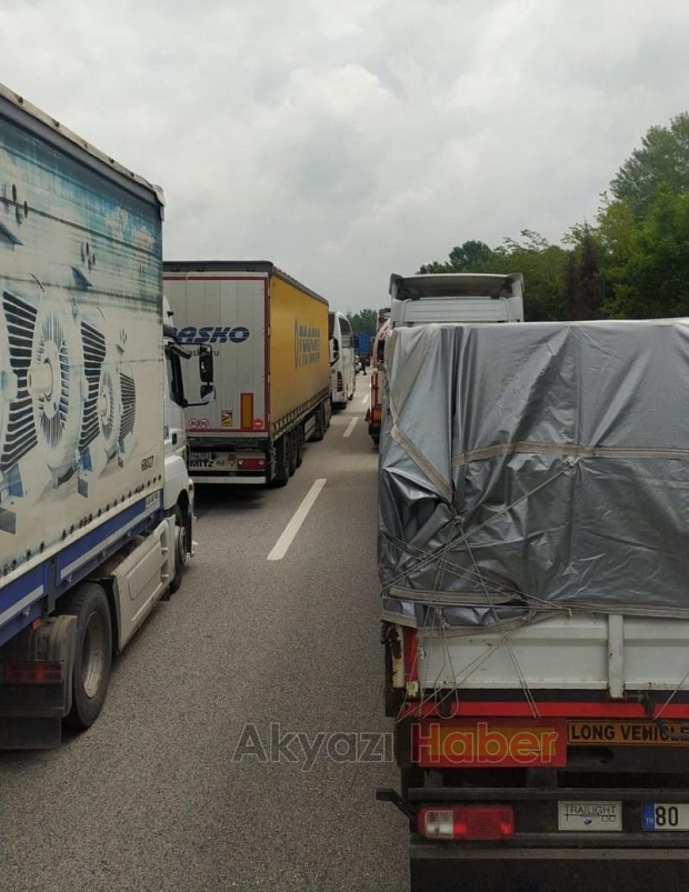 Otoyolda tır devrildi, kömürler yola saçıldı