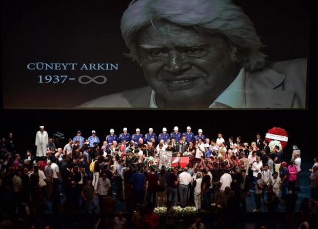 Cüneyt Arkını binlerce kişi gözyaşlarıyla uğurladı