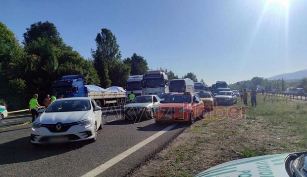 TEM'de feci kaza yanan tırda can verdi