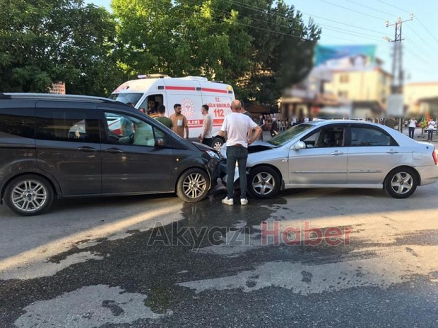 Araçların kafa kafaya çarpıştığı kaza kamerada