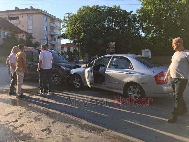 Araçların kafa kafaya çarpıştığı kaza kamerada