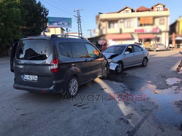 Araçların kafa kafaya çarpıştığı kaza kamerada