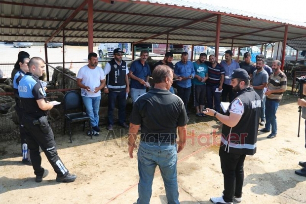Polis ekipleri kurban pazarında sahte para uyarısı yaptı
