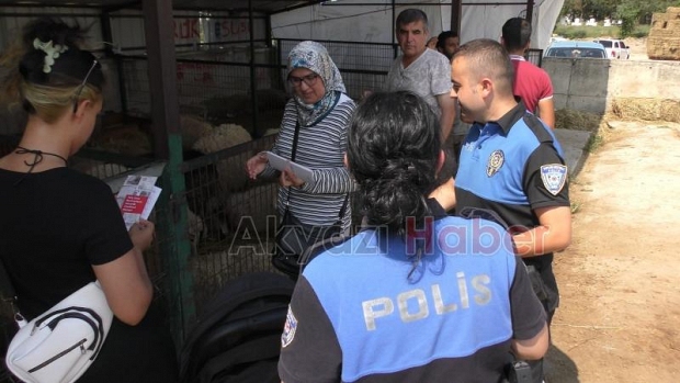 Polis ekipleri kurban pazarında sahte para uyarısı yaptı