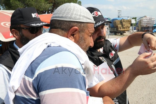 Polis ekipleri kurban pazarında sahte para uyarısı yaptı