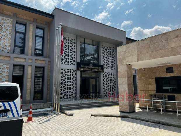 Hastanede 2 kişiyi bıçaklamıştı, akrabasını vuracaktı yakalandı
