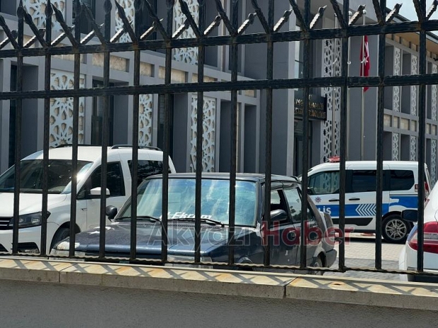 Hastanede 2 kişiyi bıçaklamıştı, akrabasını vuracaktı yakalandı