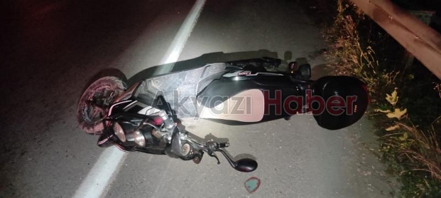Motosikletle tıra çarptı