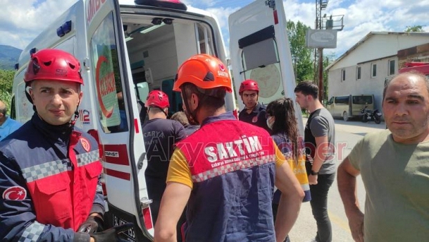 Takla atan otomobildeki 6 kişi yaralandı