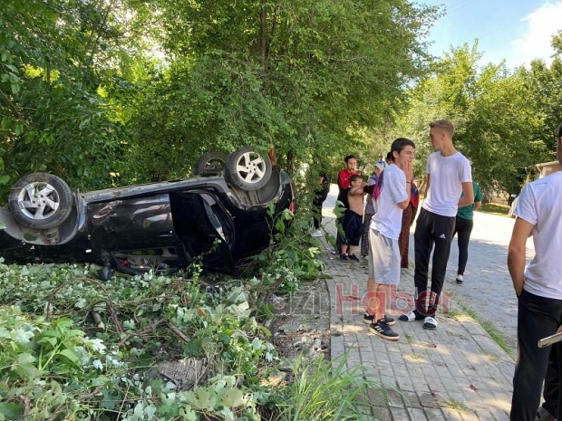 Takla atan otomobildeki 6 kişi yaralandı