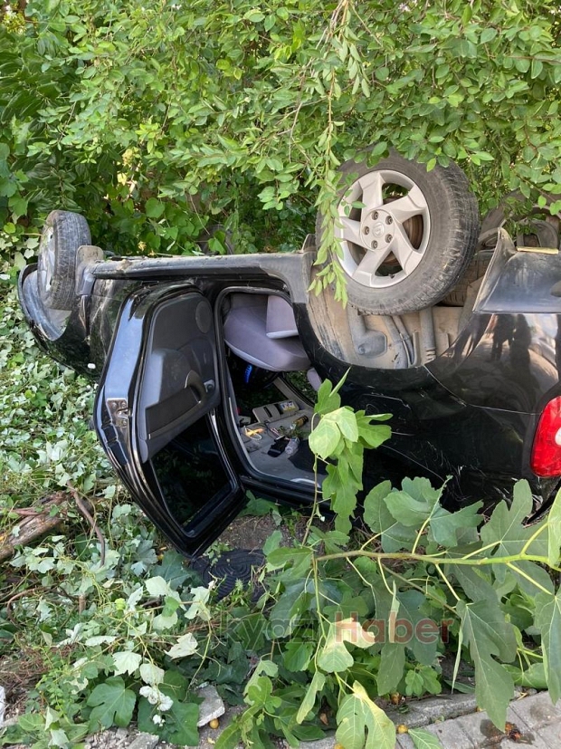 Takla atan otomobildeki 6 kişi yaralandı